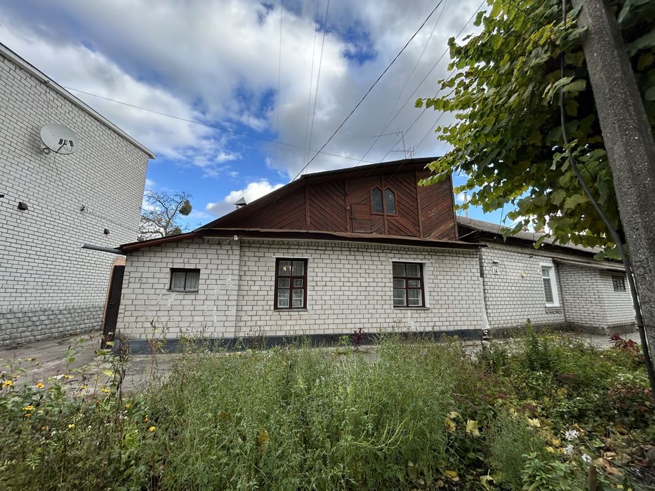 Центр, фасадна частина будинку по вулиці Юрка Тютюнника (Войкова)