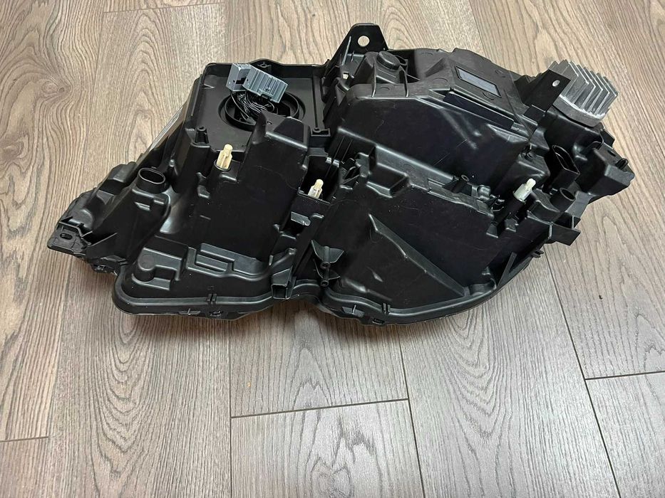 Фара права Volvo S90 V90