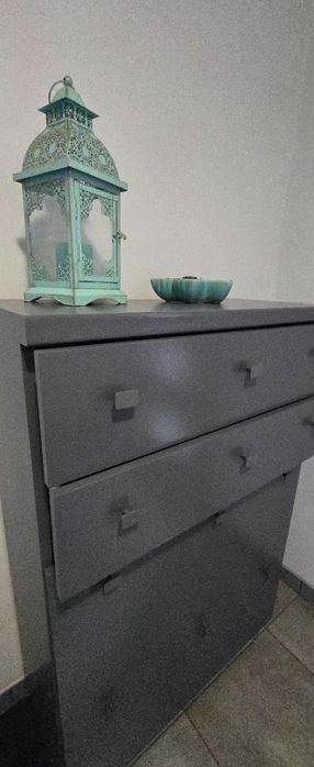 Pojemna komoda z szufladami i półkami na buty