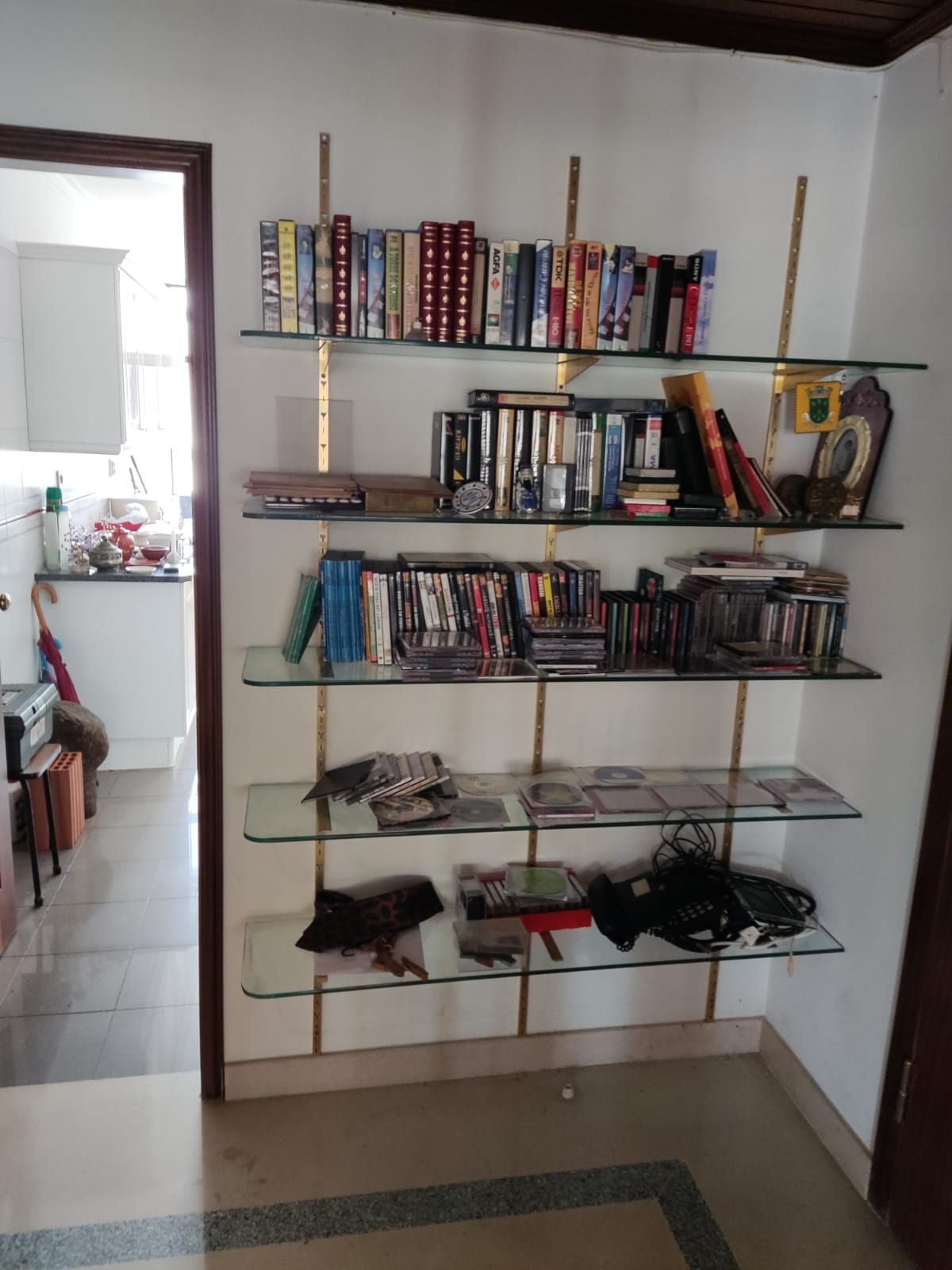 Estante com 5 prateleiras de vidro
