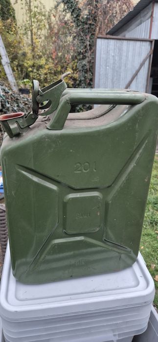 Kanister PRL 20 litrów z metką producenta starocia PRL
