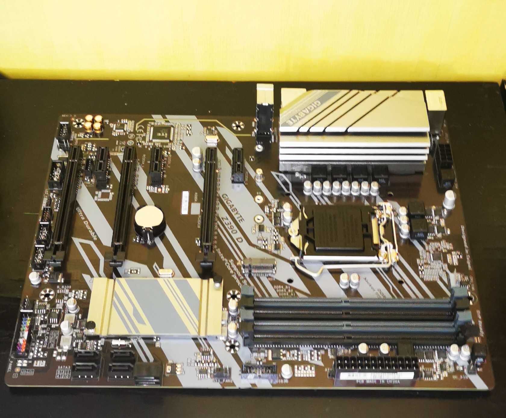 Материнська плата GIGABYTE Z390 D