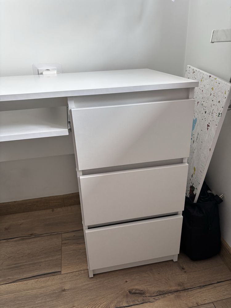 Białe biurko z szufladami