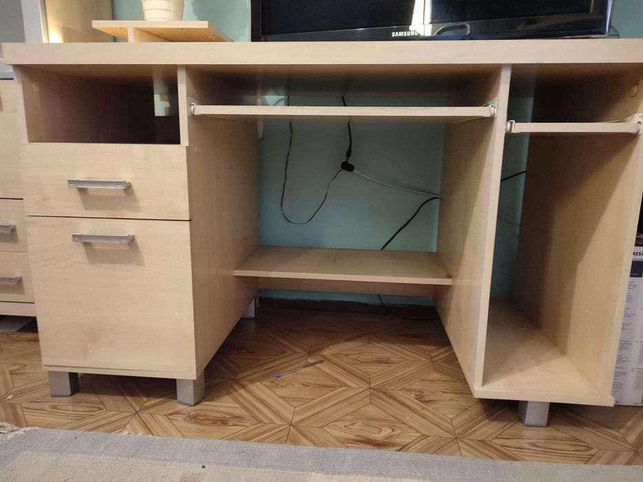 Komplet mebli kolor jasny dąb komoda biurko witryna szafka wisząca