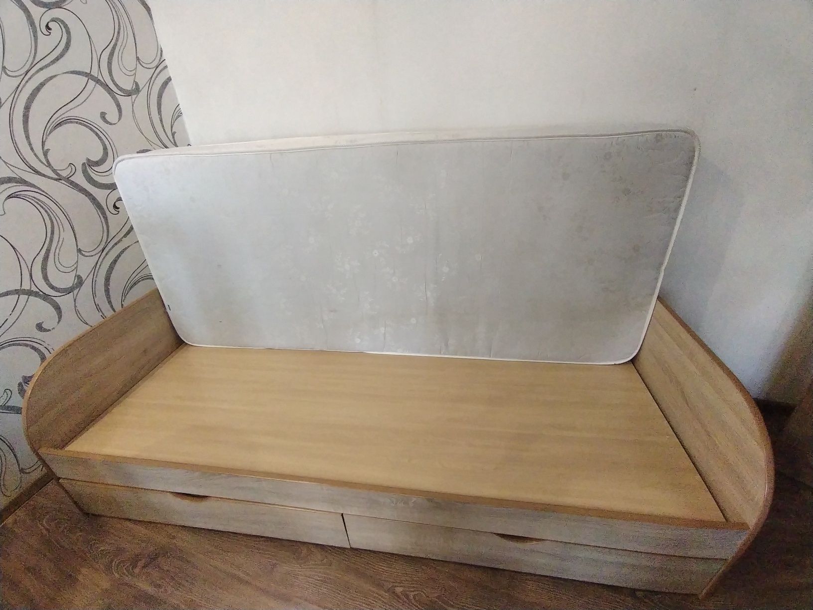 Продам односпальне ліжко 190*80 з матрацом