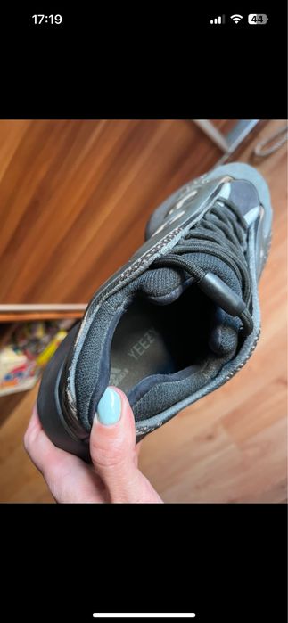Adodas yeezy 700 v3 dark 37