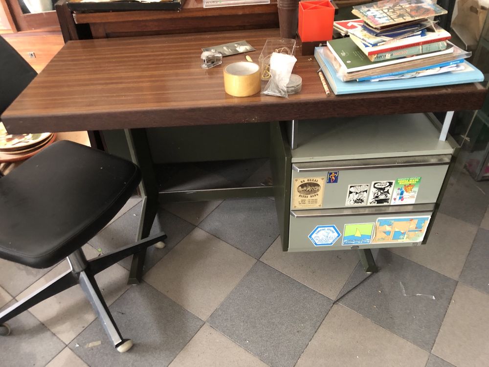 Secretaria vintage com cadeira