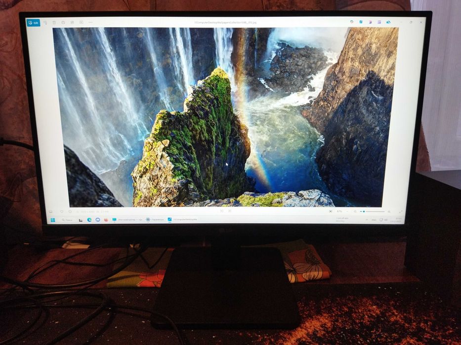 Монитор и компьютер в сборе