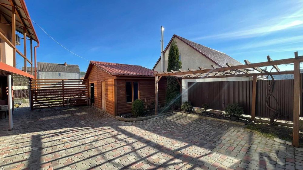 Продається будинок з ділянкою,банею. Зручна локація.