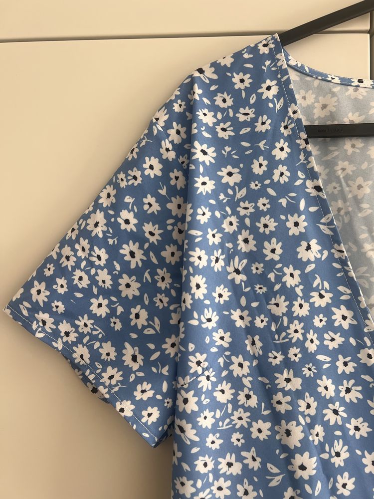 Vestido floral azul e branco