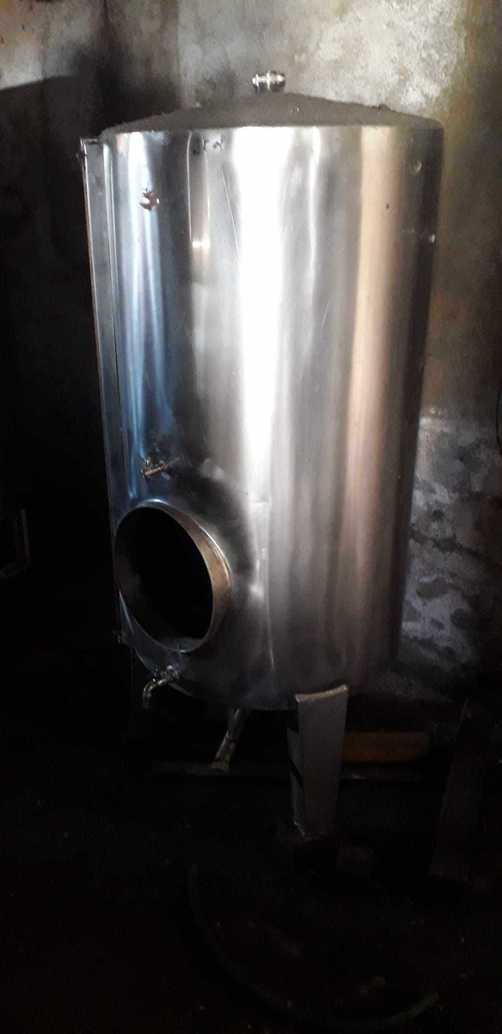 duas cubas de inox para vinho