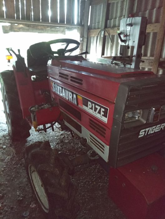 трактор Shibaura P17f в робочому стані з додатковим обладнанн