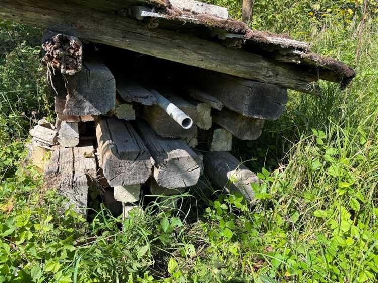 Stare drewno z rozbiórki domu — bale, belki, deski rustykalne, patyna