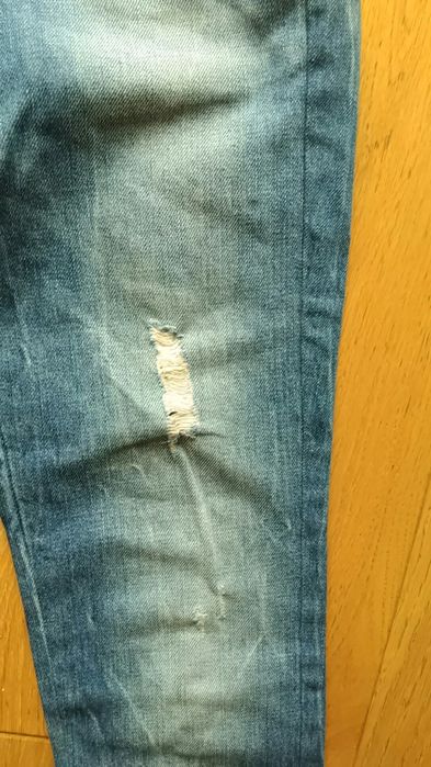 Przecierane jeansy dziury Rossodiesera