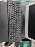 Computador torre e teclado e rato cafe