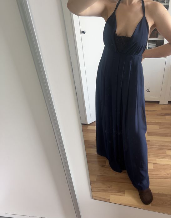 Długa granatowa sukienka