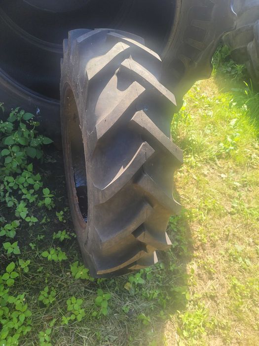 Opona szt 1 świeżo sprowadzona Ceat 9.5r20 100 procent bieżnik