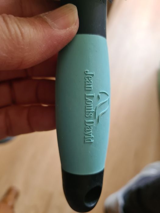 Escova de Cabelo Jean Louis David.
Cabo em plástico duro.