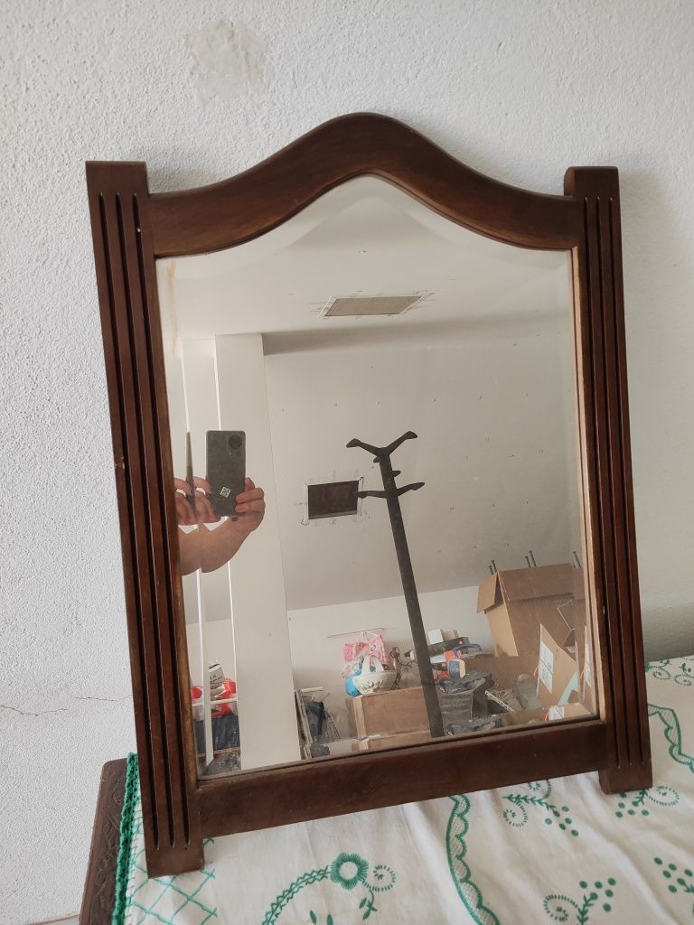 Espelho com moldura em madeira
