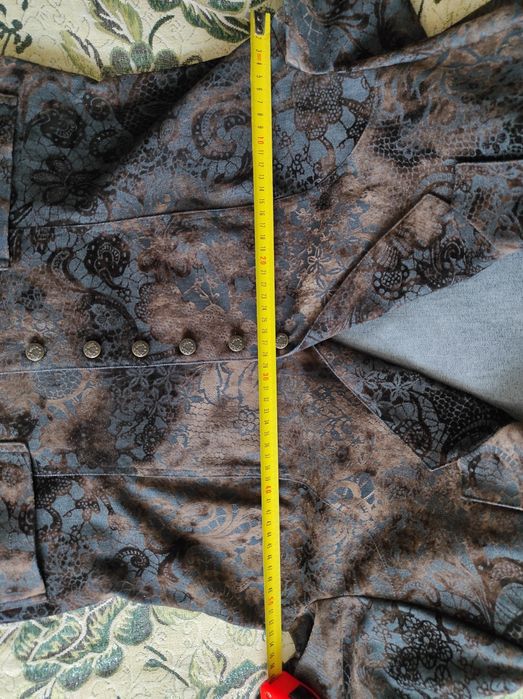 Жакет женский с бархатным принтом.