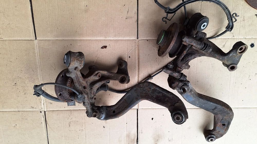 ZWROTNICA  PIASTA PRAWA LEWA TYL AUDI A4 B6