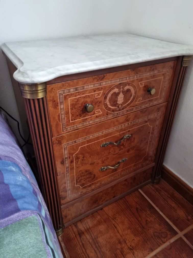 Cama + 2 mesinhas + cómoda + espelho