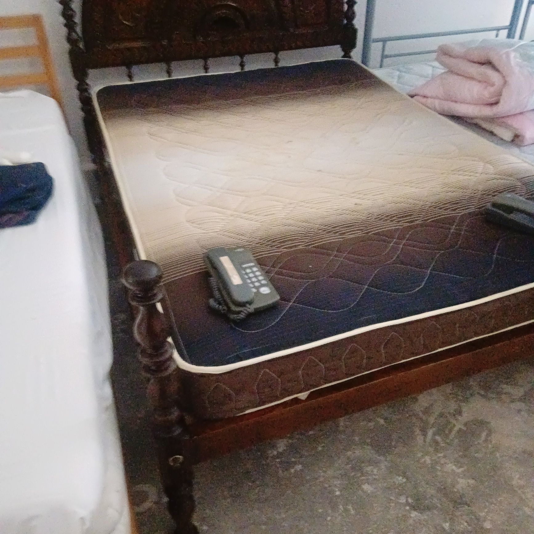 Cama de casal estilo antigo