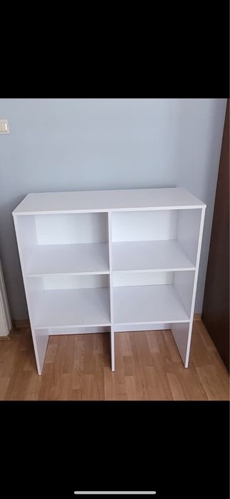 Biały regał z półkami