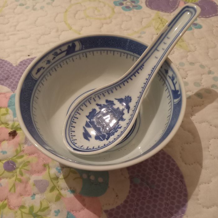 Tigela chinesa e pratos decorativos