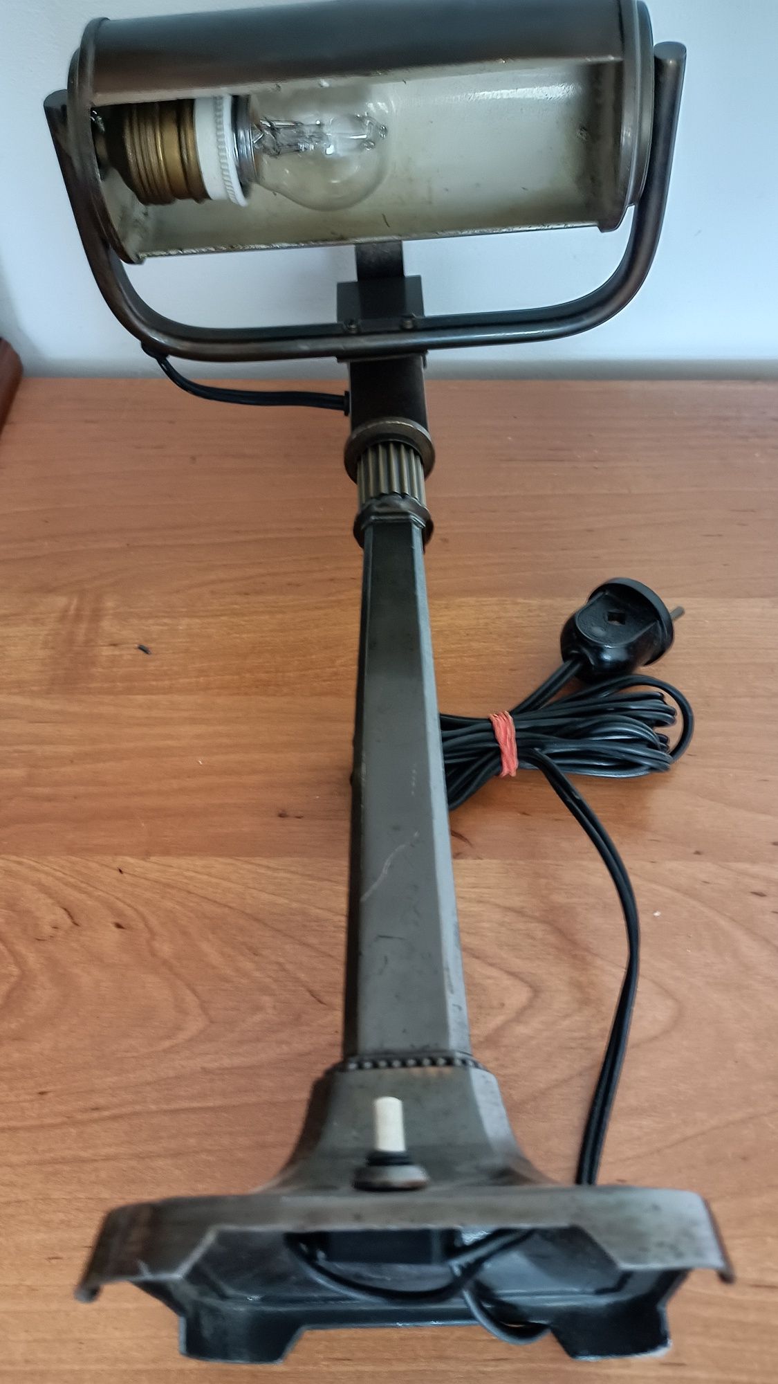 Lampka a biurko bankierka