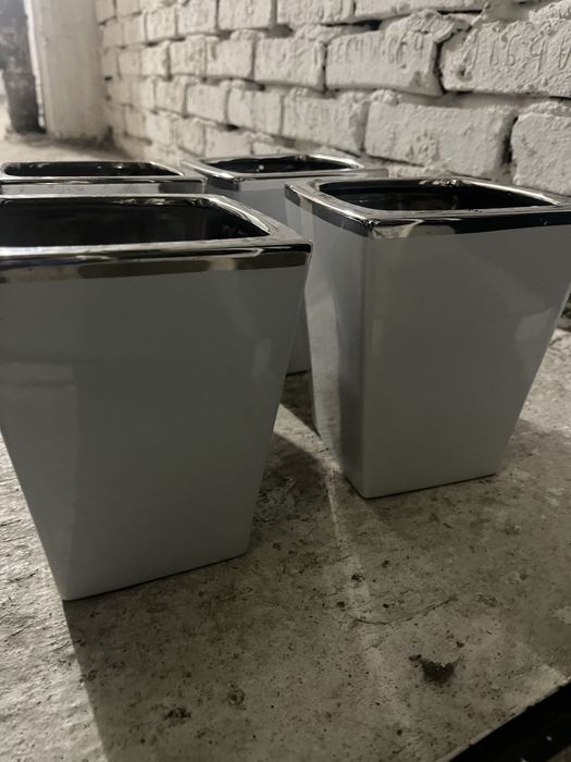 Doniczka wysoka z srebrana obramowka