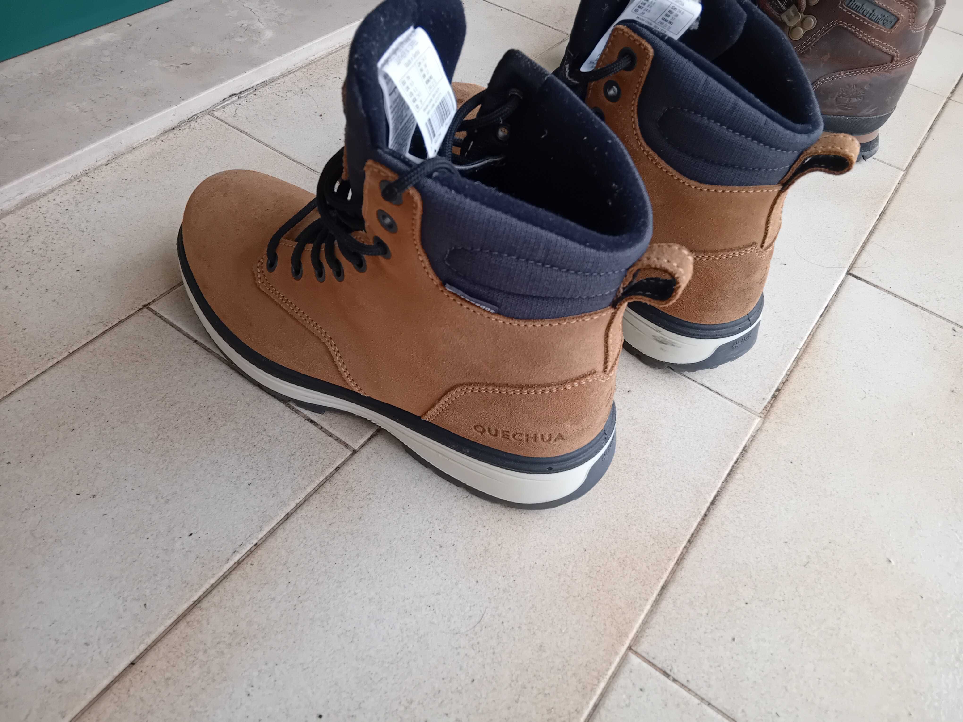 Dois pares de botas novas montanha