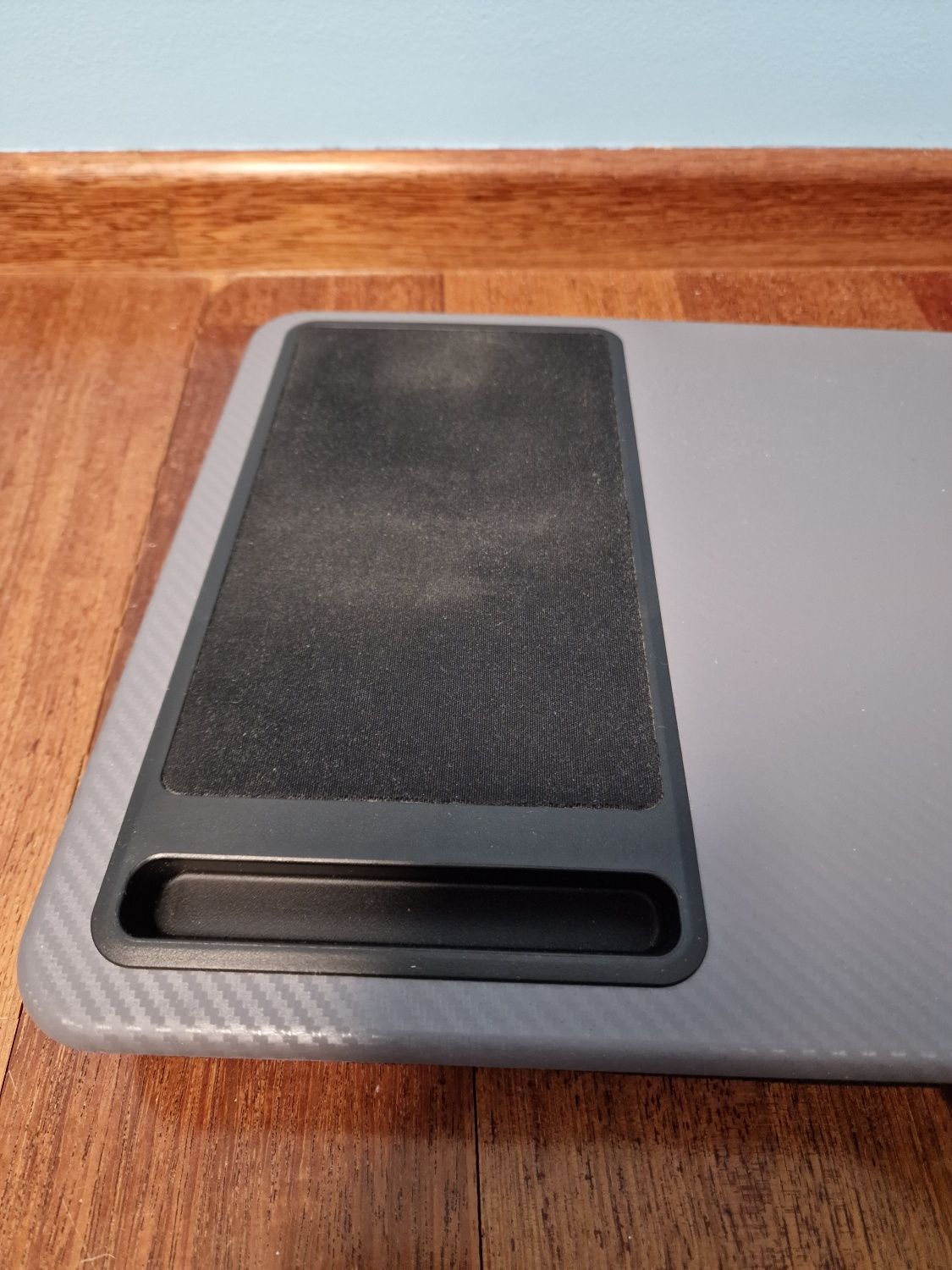Podstawka pod laptopa z podkładką na myszkę i miejscem stojącym na tel