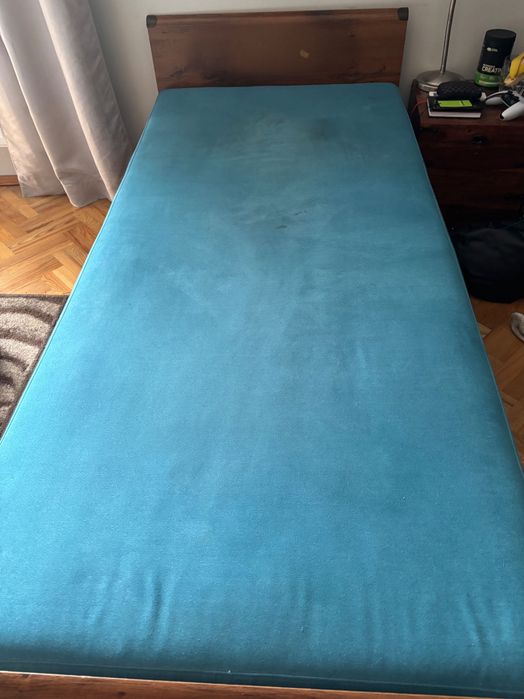 Tapczan jednoosobowy ze schowkiem na pościel