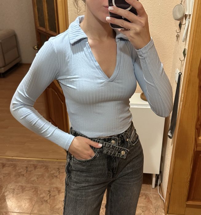 Жіноча кофтинка з вирізом