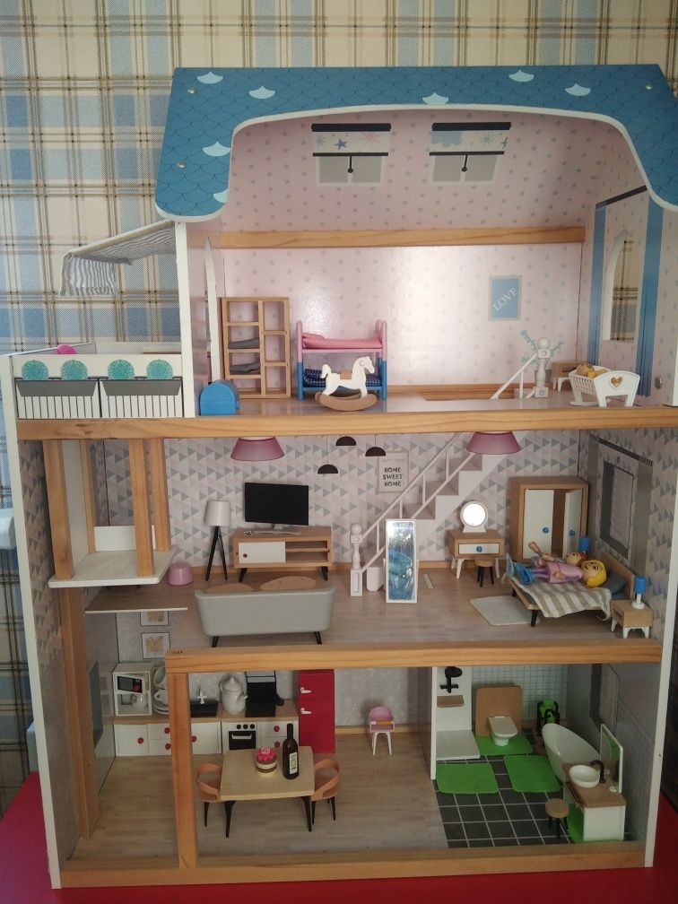 Ляльковий будинок з меблями