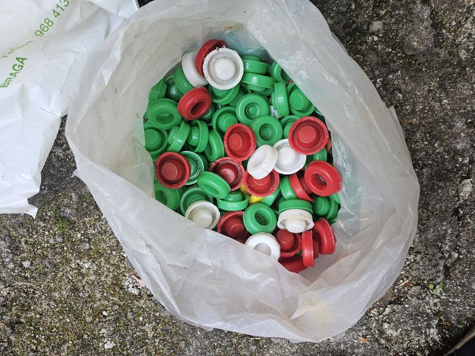 Rolhas de plástico e cortiça