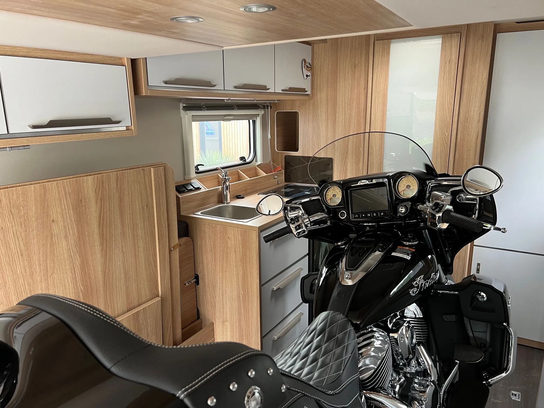 KNAUS DESEO 400 TR  bogato wyposażona z możliwością przewozu motocykla, fakt. VAT