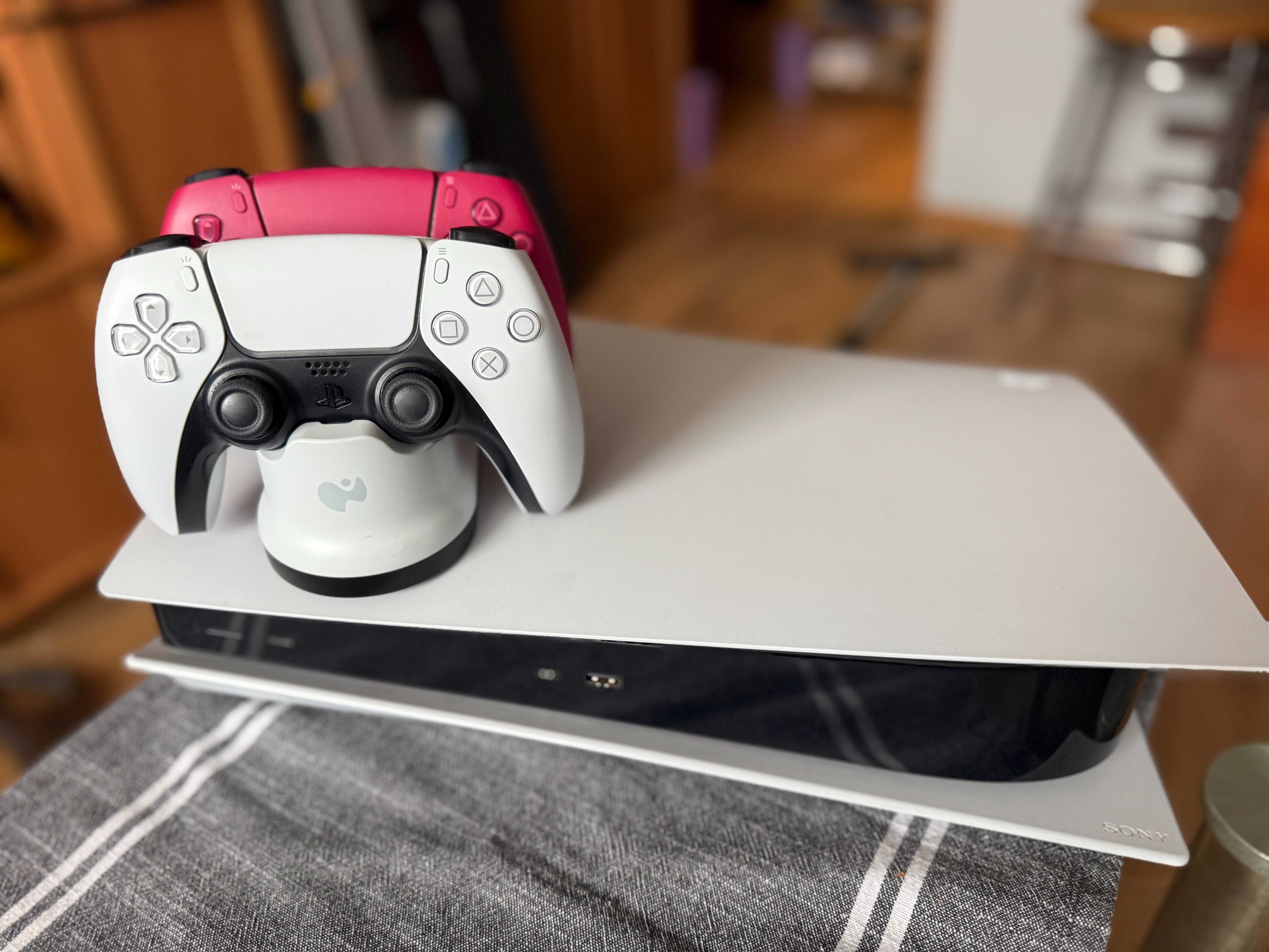 PlayStation 5 z napędem Blu‑ray + 2 pady DualSense + 5 gier