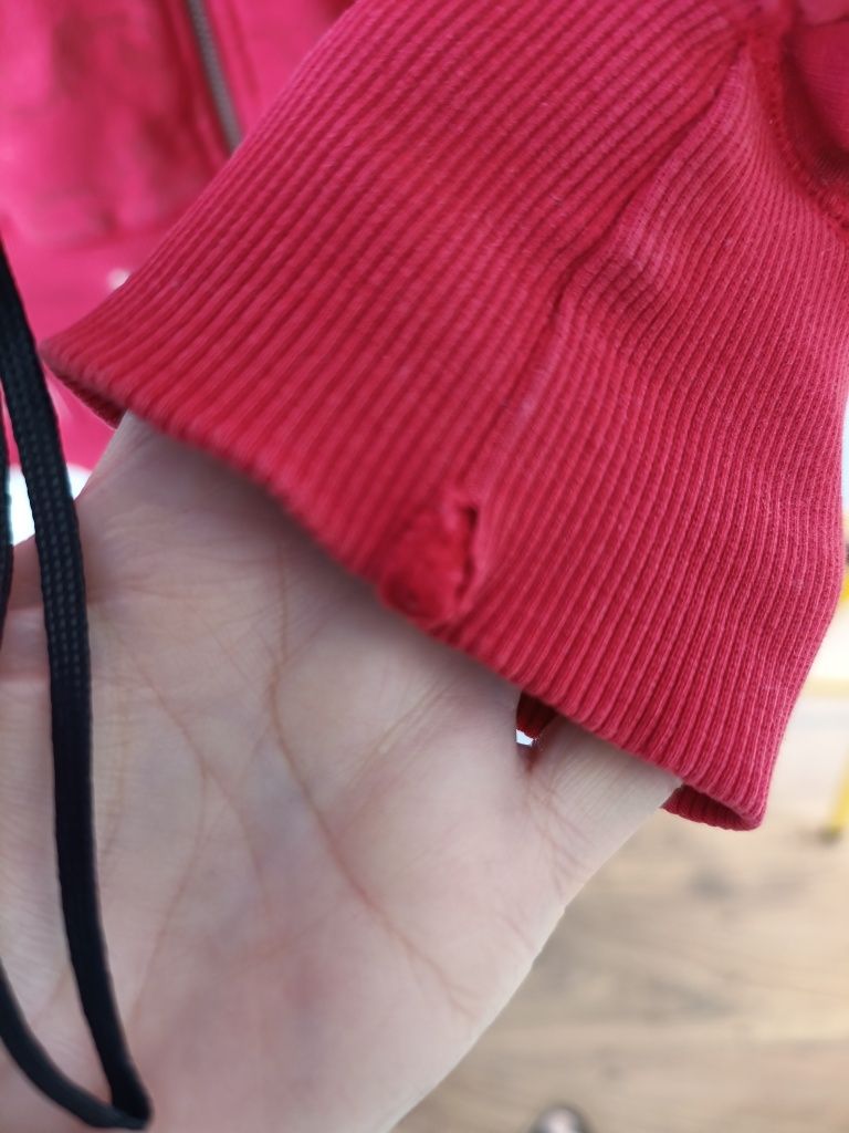 Czerwona bluza rozpinana z kapturem M