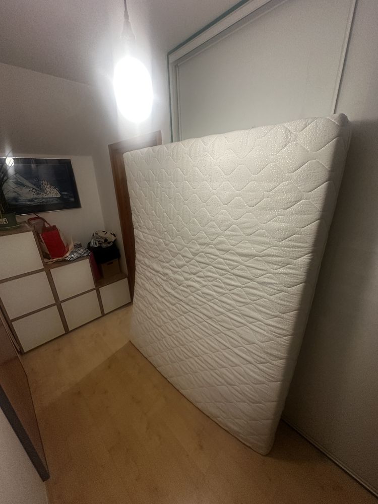 Materac 160x200 - stan bardzo dobry. Srednio twardy. Czysty.