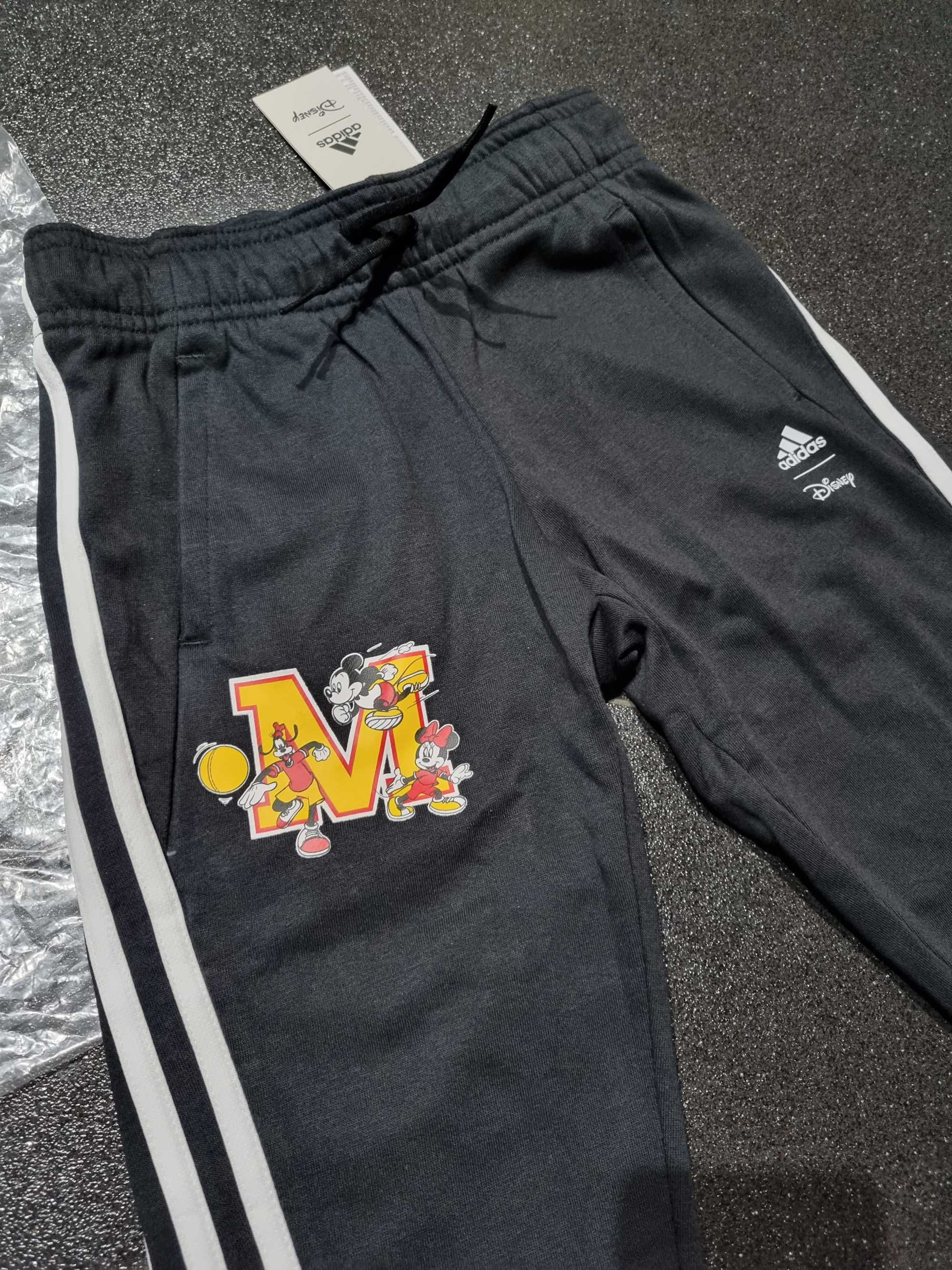 Nowe, dziecięce, dresowe spodnie Adidas z Disney Mickey Mouse, 128 cm