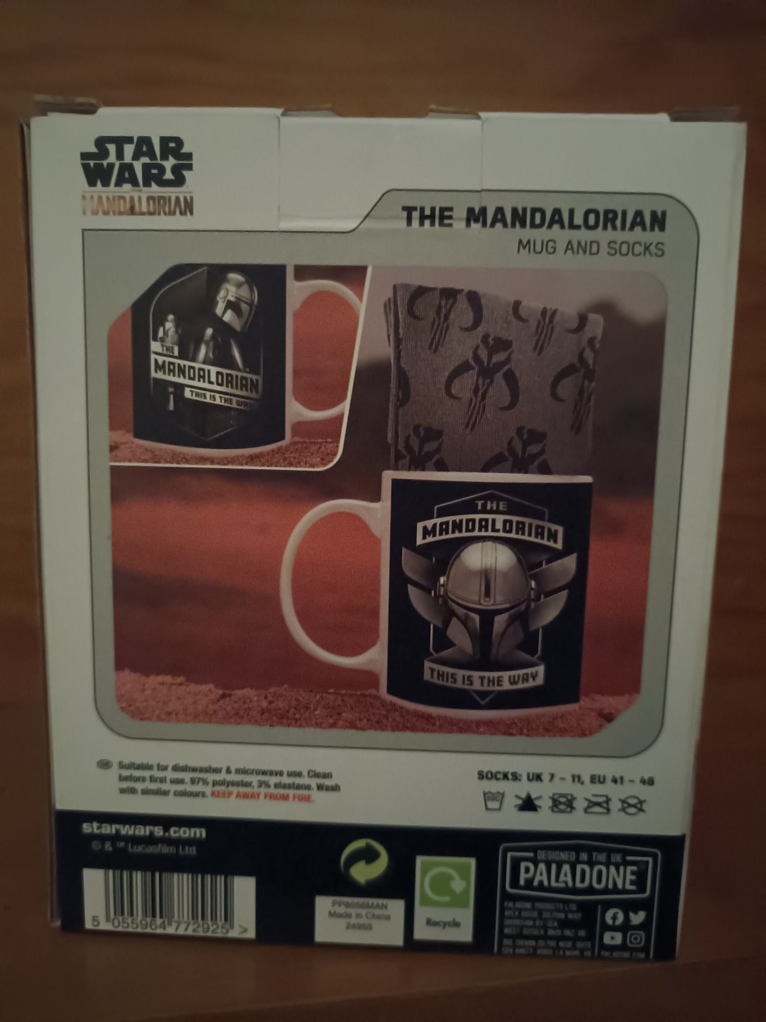 Stars Wars The Mandalorian caneca e meias (novo)