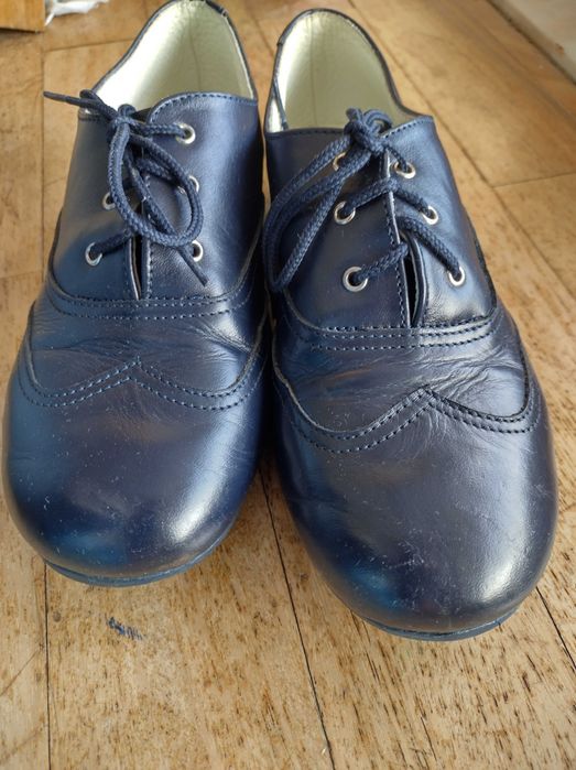 Sapatos de menina em couro