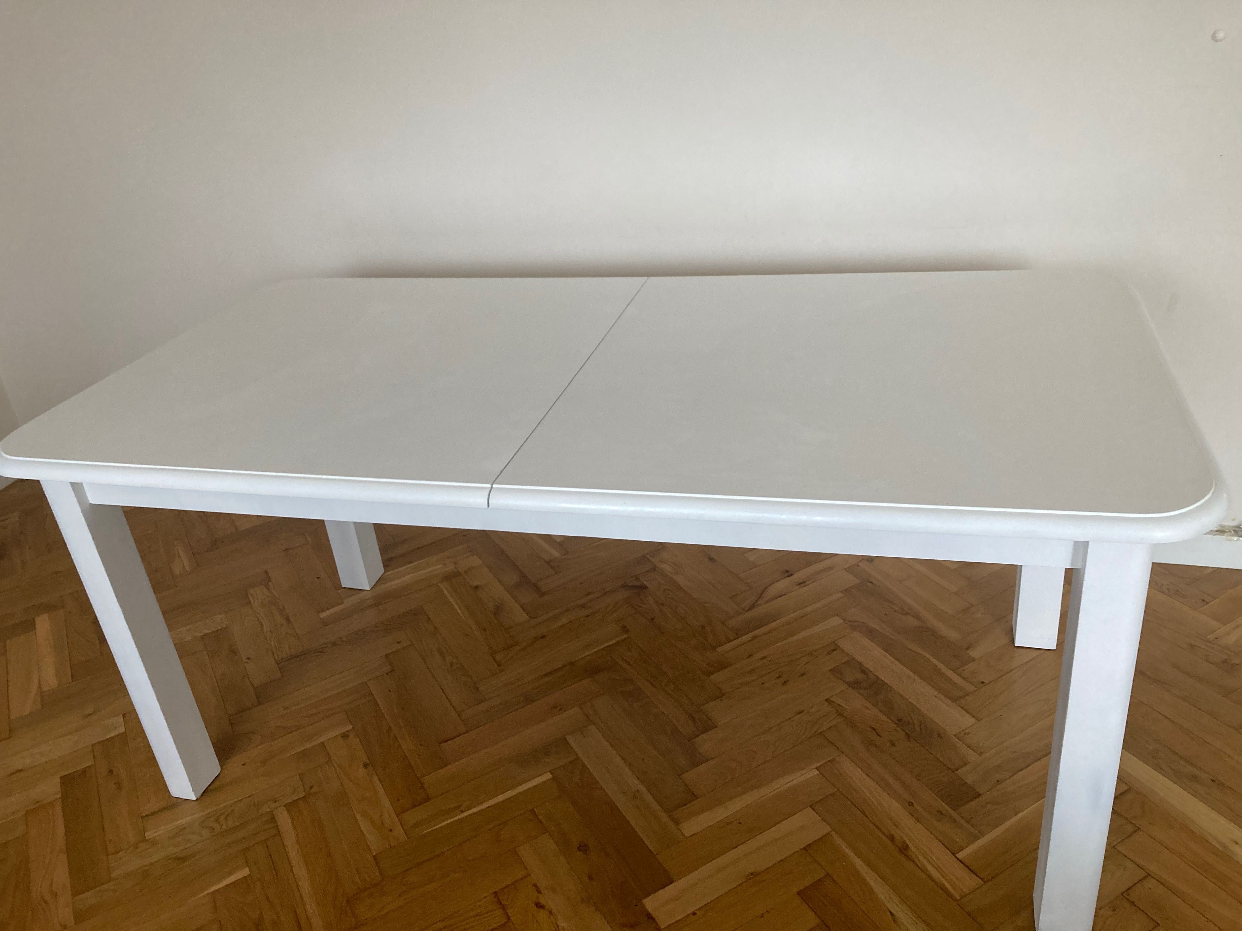 Biały rozkładany stół z drewna