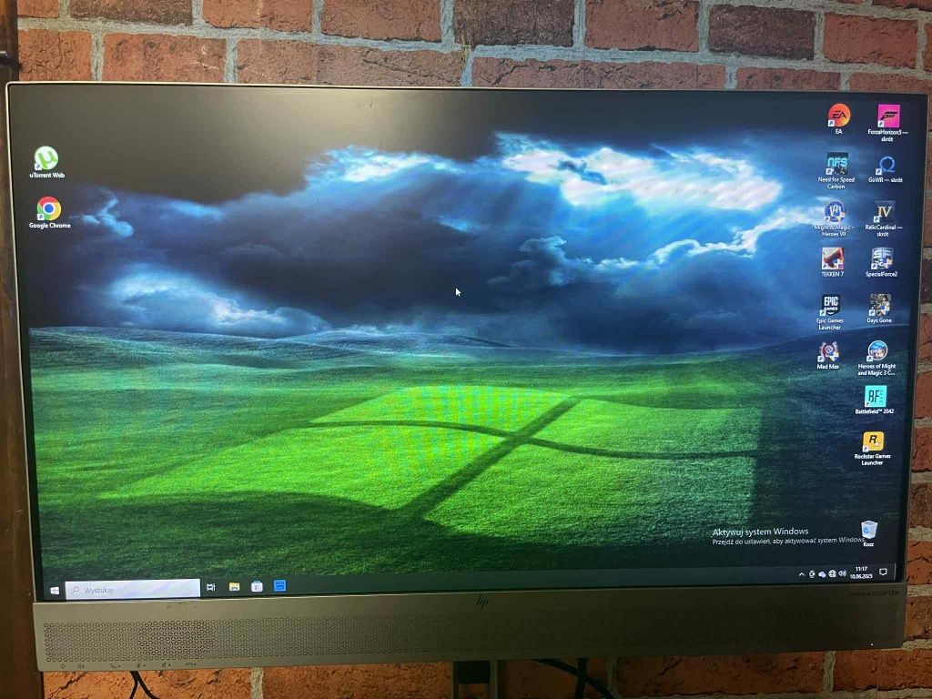 Komputer stacjonarny Ryzen z monitorem.
