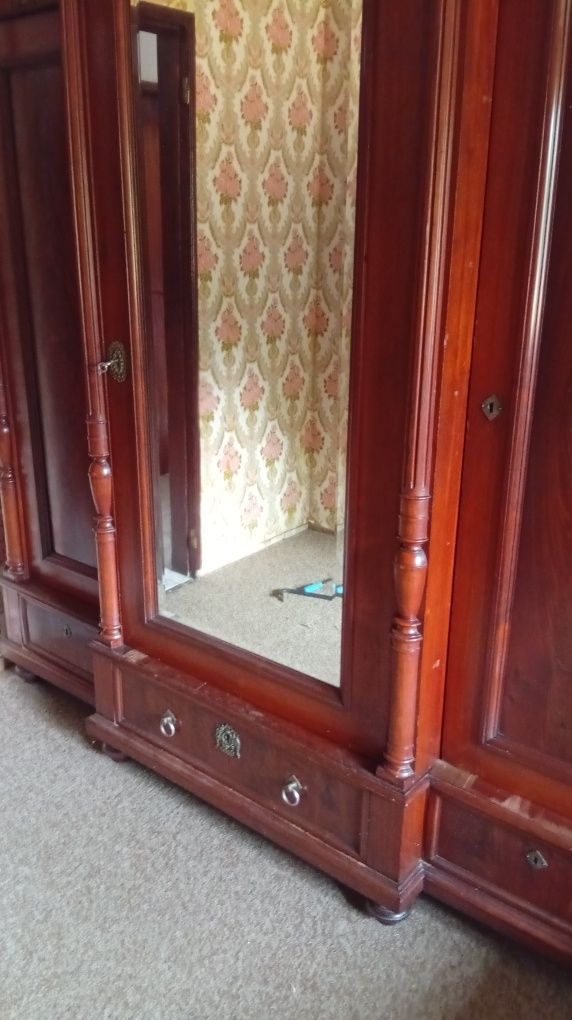 Móveis roupeiro com três portas