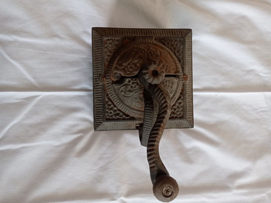 Moinho de café antigo .