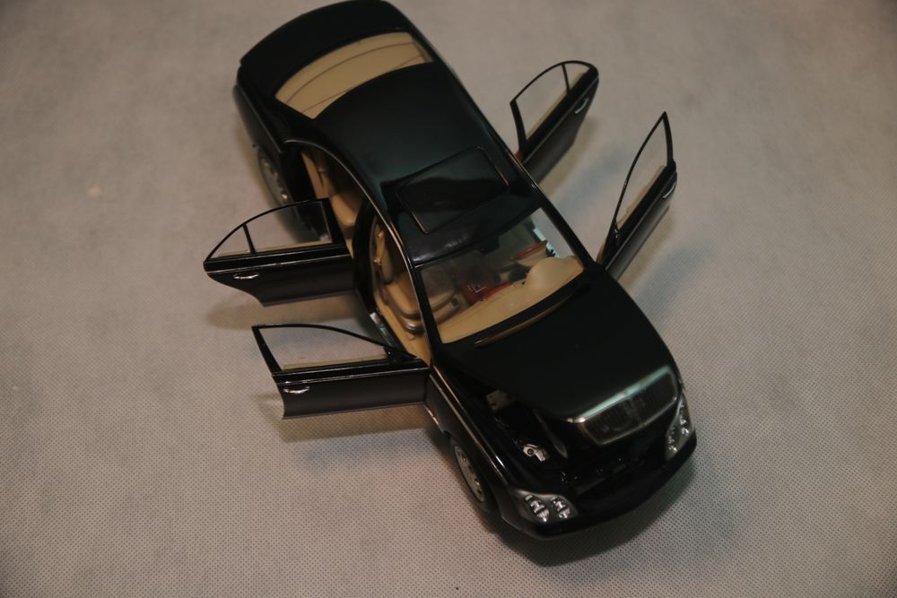 Mercedes maybach autoart 1.18