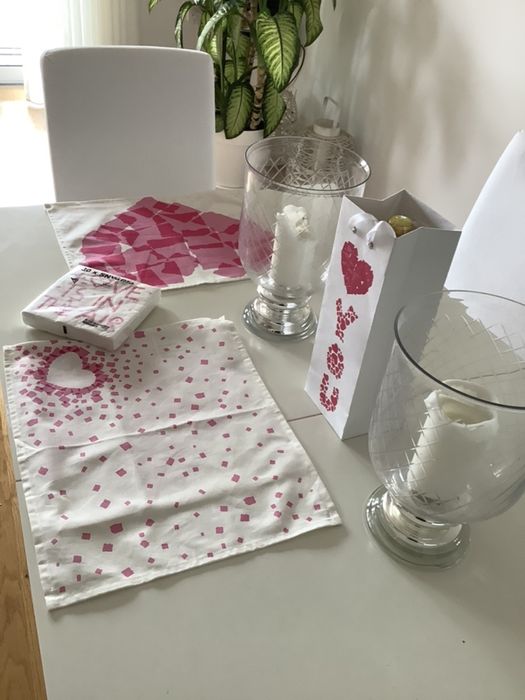 Tema LOVE (4) Individuais/ Caminho de mesa / guardanapos/ embalagens